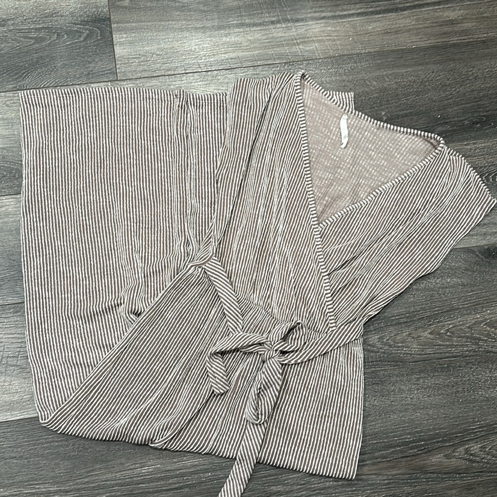 Beige and white romper! Super comfy material, V neckline.